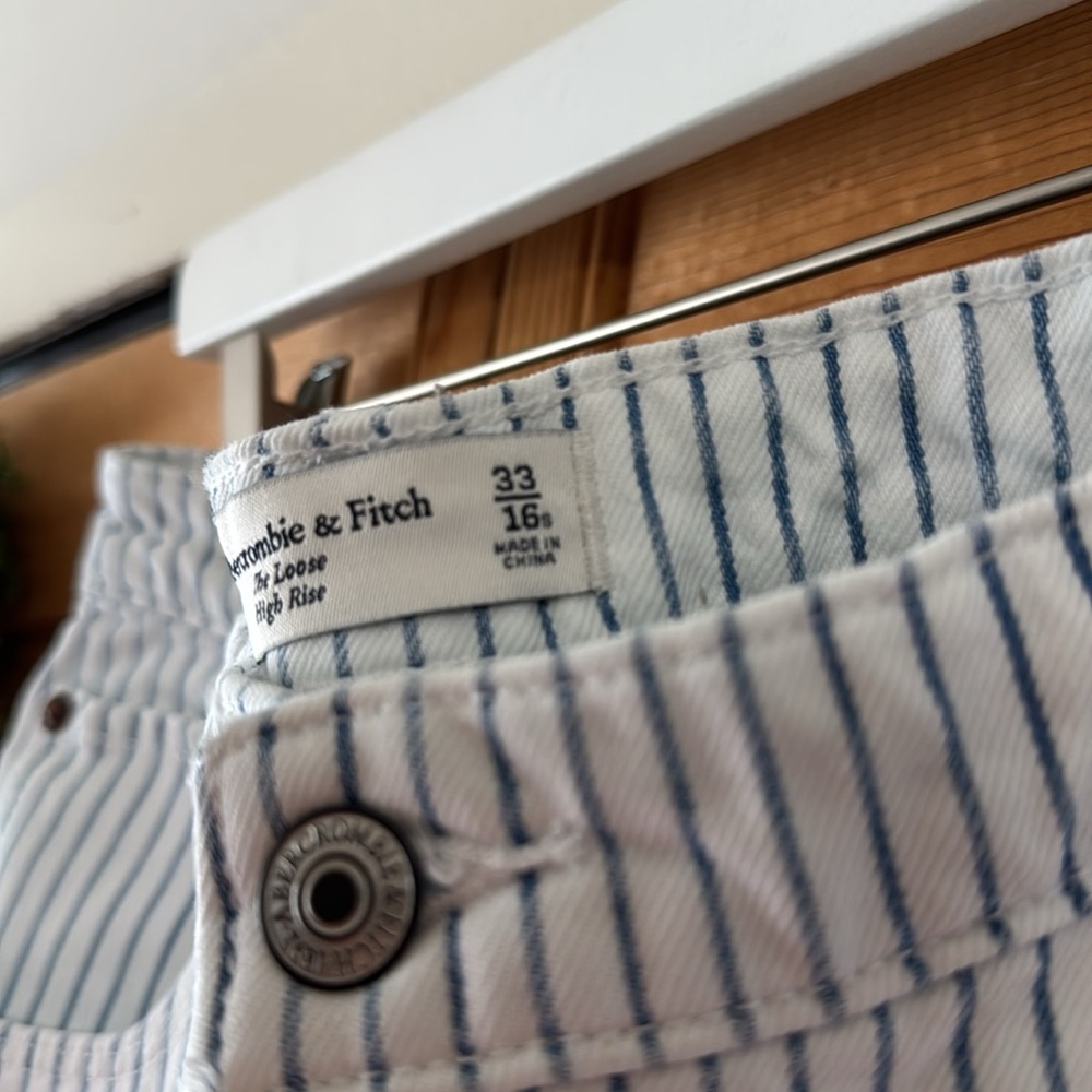 Abercrombie & Fitch Curve Love High Rise The Loose Jean SHORT - Picture 4 of 7